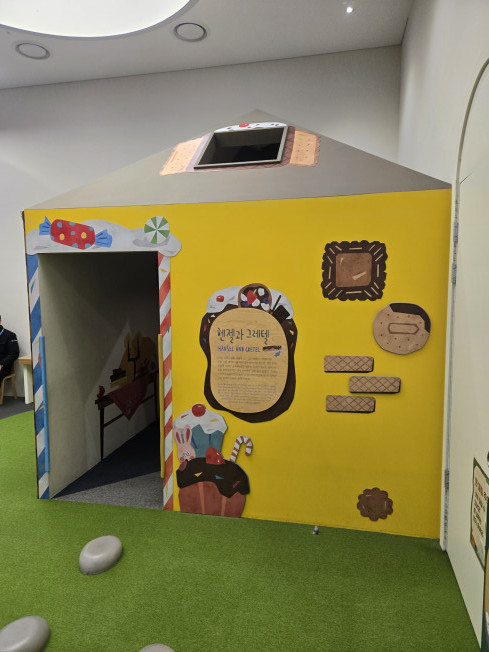 ▲현대 작가들의 작업 공간이 전시된 공간 (윤희성 기자 yoonheesung@)