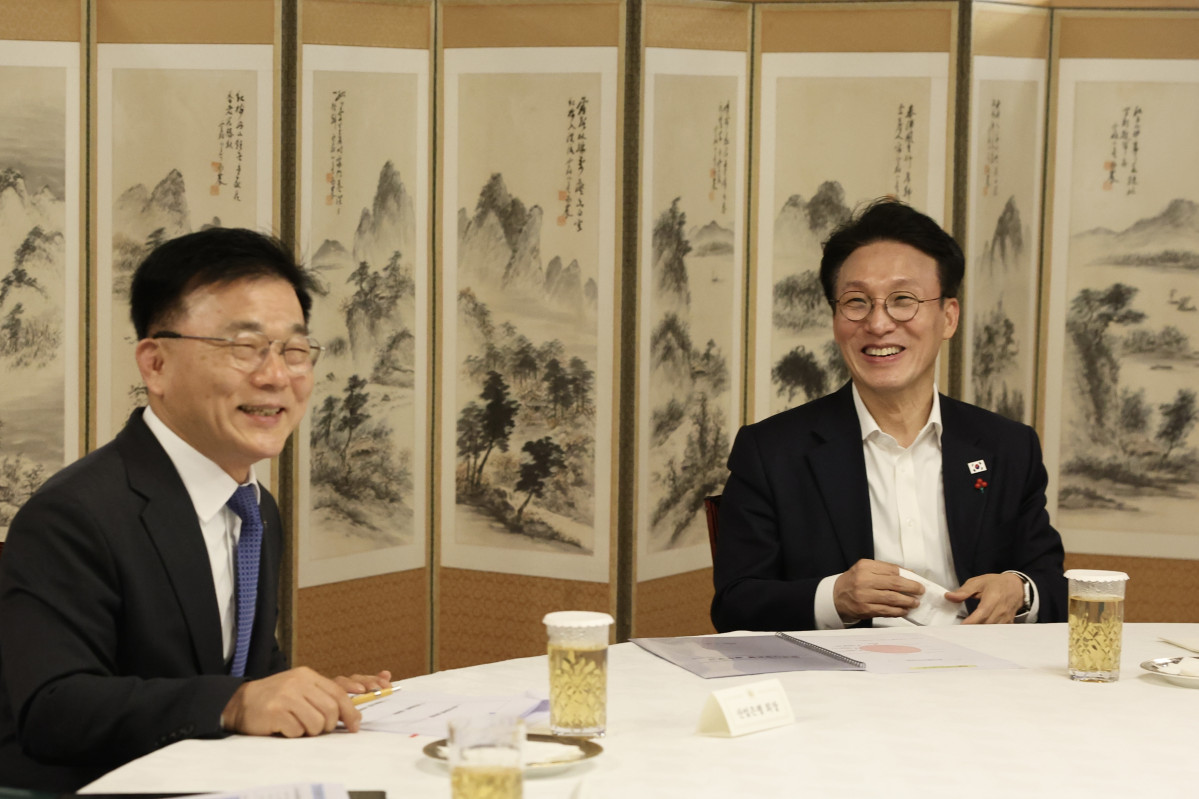 ▲김민석 국무총리가 20일 삼청동 총리공관에서 박상진 산업은행 회장과 만나 최근 주요산업 업황 및 우리경제의 성장잠재력 제고를 위한 정책금융 지원 계획에 대한 의견을 교환하고 있다. (사진제공=총리실)