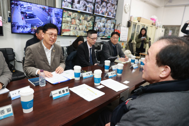 ▲이병권 중소벤처기업부 제2차관이 19일 부산 부전마켓타운을 방문해 상인회 관계자들과 차담회를 진행하고 있다. (사진제공=중소벤처기업부)