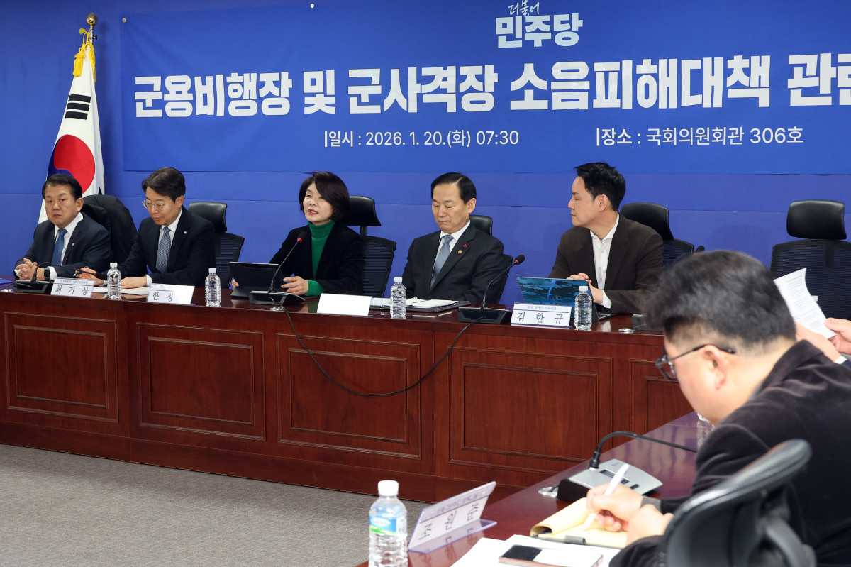 ▲더불어민주당 한정애 정책위의장(왼쪽 세 번째)이 20일 서울 국회 의원회관에서 열린 군용비행장 및 군 사격장 소음피해대책 관련 당정 협의에서 인사말을 하고 있다. 사진=연합뉴스