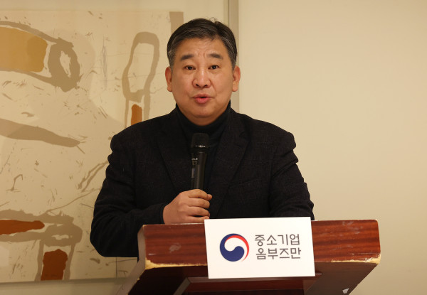 ▲최승재 중소벤처기업부 중소기업 옴부즈만이 20일 서울의 한 식당에서 열린 기자간담회에서 중소기업 규제 실태 조사 및 올해 업무 계획 등을 설명하고 있다. 2026.1.20    (연합뉴스 )