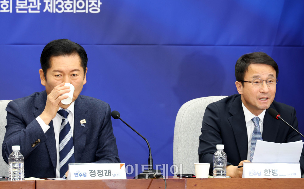 ▲한병도 더불어민주당 원내대표가 20일 서울 여의도 국회에서 열린 공소청법, 중대범죄수사청법 공청회에서 발언을 하고 있다. 왼쪽은 정청래 더불어민주당 대표. 고이란 기자 photoeran@