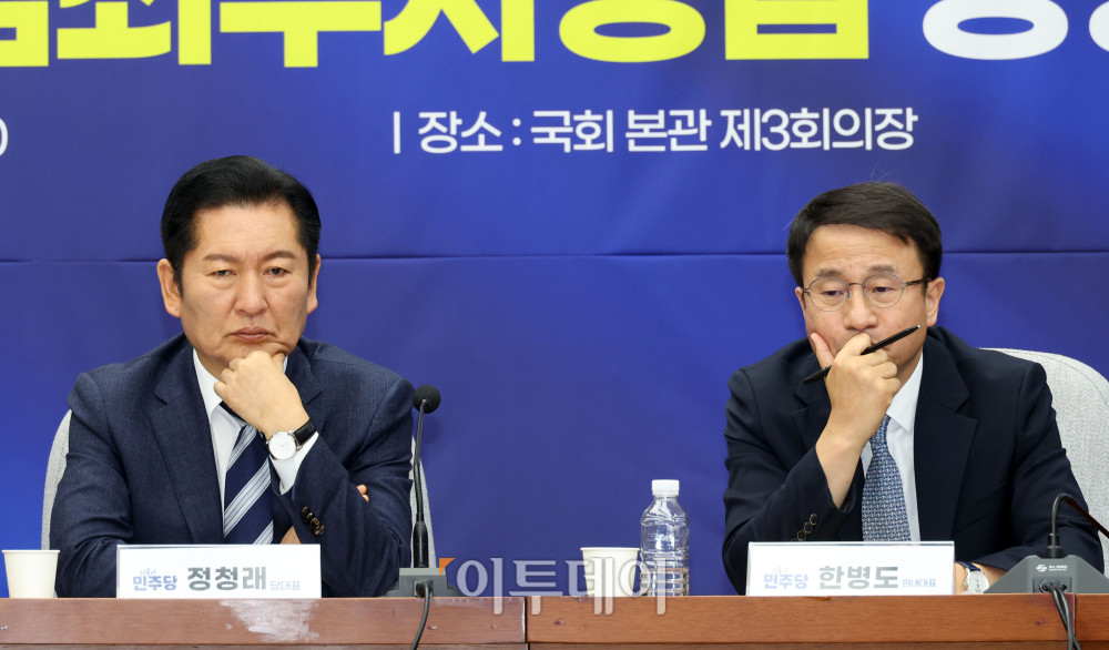 ▲정청래 (왼쪽) 더불어민주당 대표와 한병도 원내대표가 20일 서울 여의도 국회에서 열린 공소청법, 중대범죄수사청법 공청회에서 발표를 경청하고 있다. 고이란 기자 photoeran@