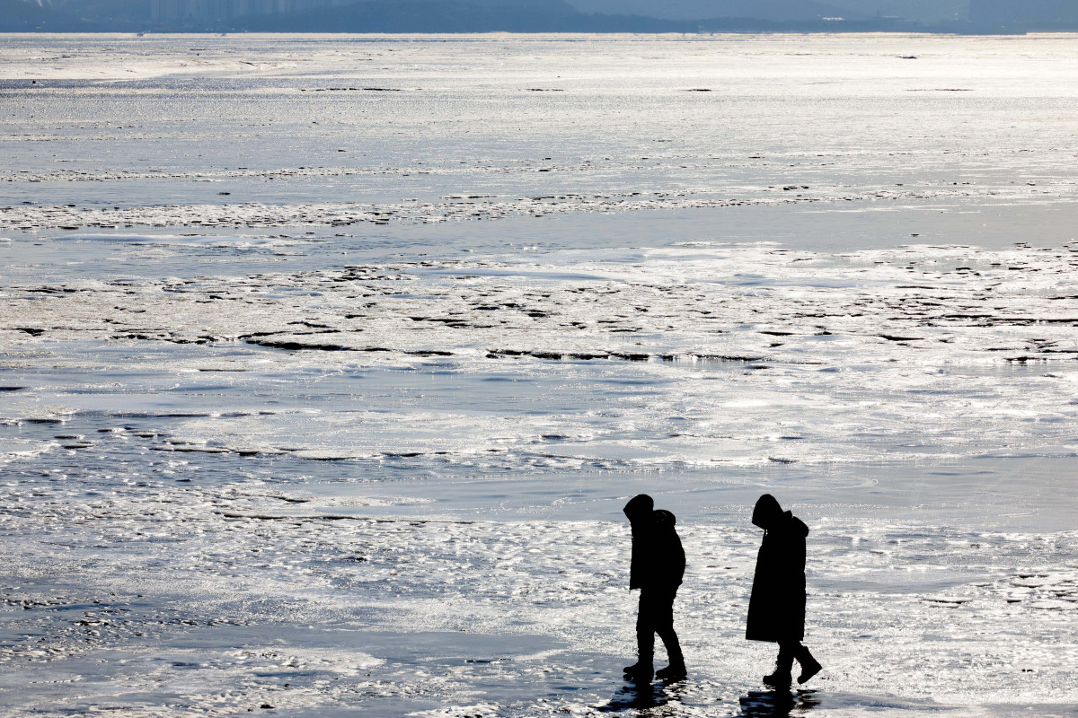 ▲절기상 대한(大寒)이자 서울 아침 최저기온이 영하 13도를 기록하는 등 전국에 한파특보가 내려진 20일 인천 강화군 동막해변이 얼어붙어 있다. 신태현 기자 holjjak@