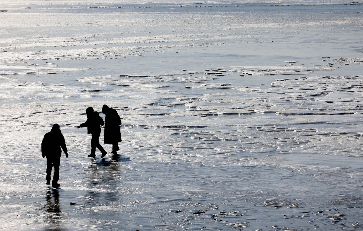▲절기상 대한(大寒)이자 서울 아침 최저기온이 영하 13도를 기록하는 등 전국에 한파특보가 내려진 20일 인천 강화군 동막해변이 얼어붙어 있다. 신태현 기자 holjjak@