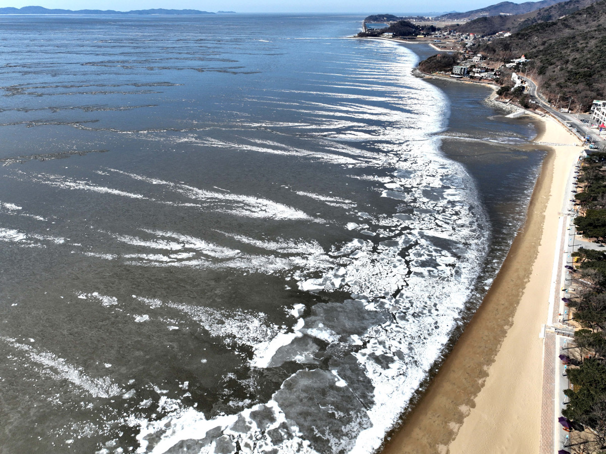 ▲절기상 대한(大寒)이자 서울 아침 최저기온이 영하 13도를 기록하는 등 전국에 한파특보가 내려진 20일 인천 강화군 동막해변이 얼어붙어 있다. 신태현 기자 holjjak@
