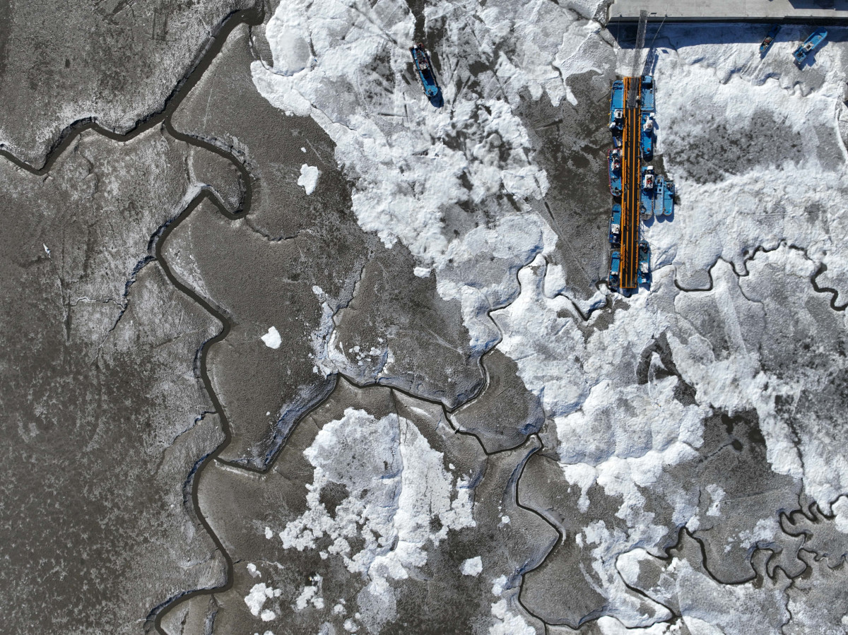 ▲절기상 대한(大寒)이자 서울 아침 최저기온이 영하 13도를 기록하는 등 전국에 한파특보가 내려진 20일 인천 강화군 분오리항 앞바다가 얼어붙어 있다. 신태현 기자 holjjak@