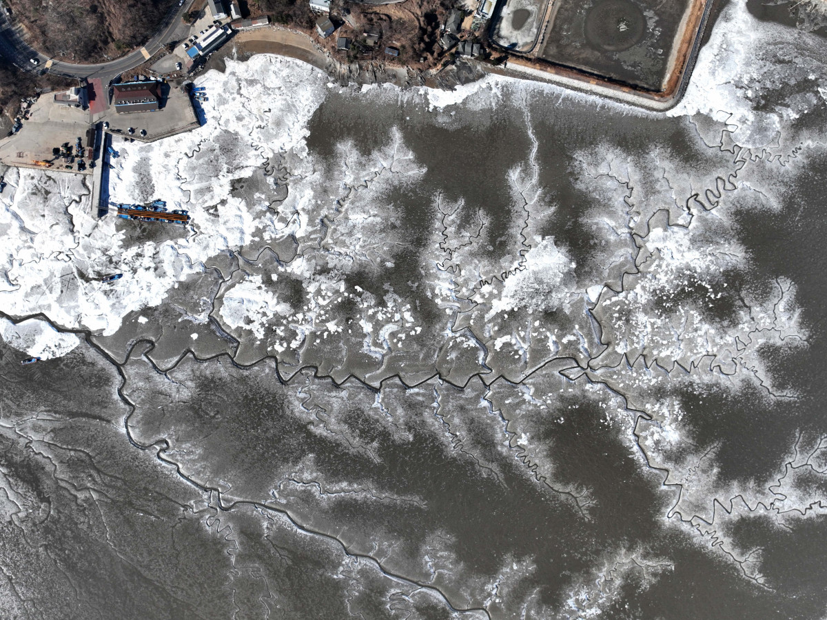 ▲절기상 대한(大寒)이자 서울 아침 최저기온이 영하 13도를 기록하는 등 전국에 한파특보가 내려진 20일 인천 강화군 분오리항 앞바다가 얼어붙어 있다. 신태현 기자 holjjak@