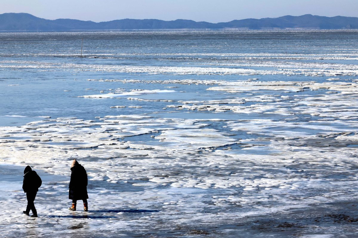 ▲절기상 대한(大寒)이자 서울 아침 최저기온이 영하 13도를 기록하는 등 전국에 한파특보가 내려진 20일 인천 강화군 동막해변이 얼어붙어 있다. 신태현 기자 holjjak@