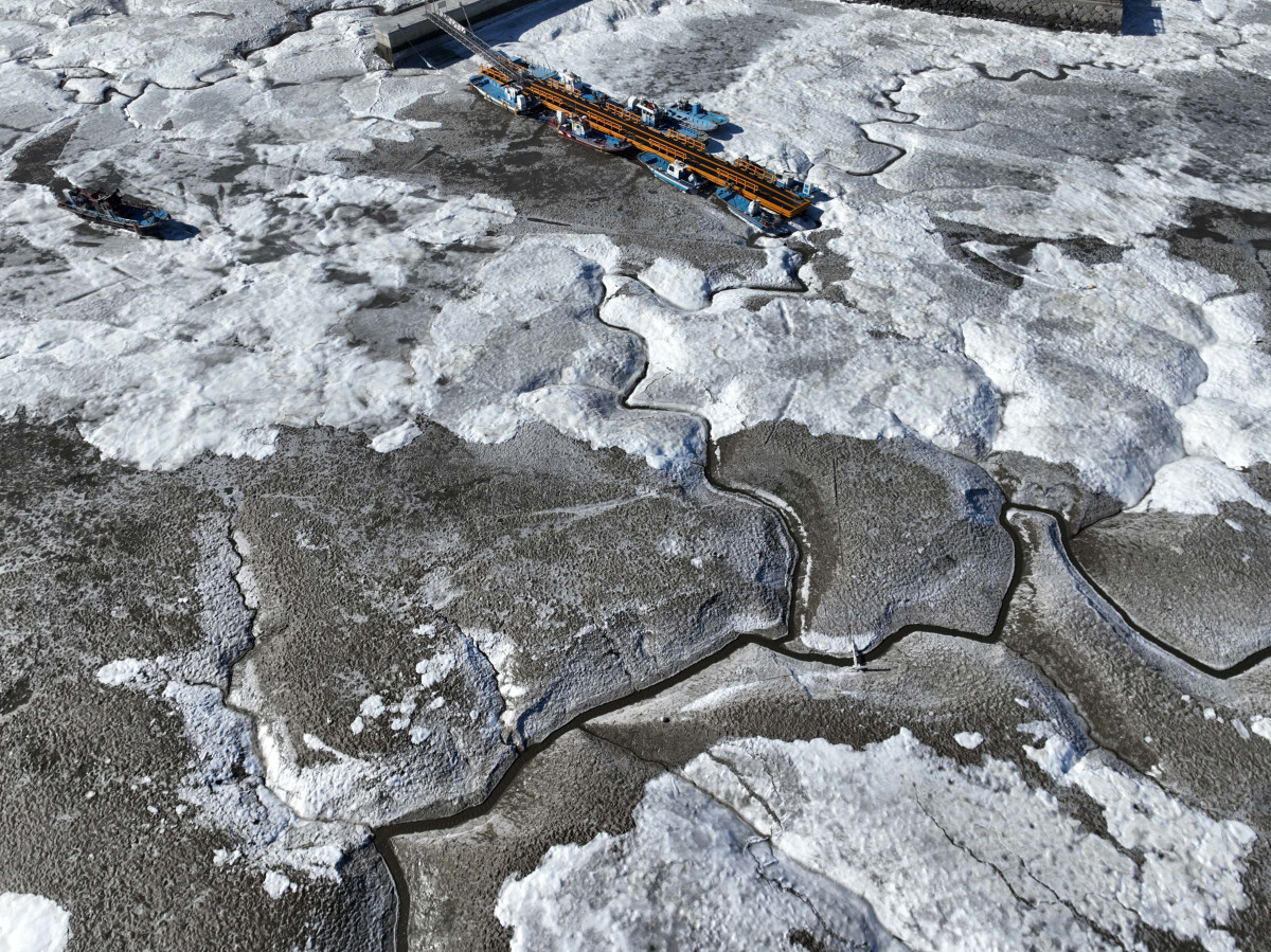 ▲절기상 대한(大寒)이자 서울 아침 최저기온이 영하 13도를 기록하는 등 전국에 한파특보가 내려진 20일 인천 강화군 분오리항 앞바다가 얼어붙어 있다. 신태현 기자 holjjak@