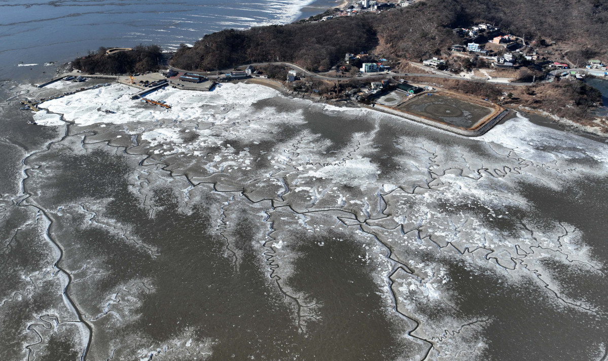 ▲절기상 대한(大寒)이자 서울 아침 최저기온이 영하 13도를 기록하는 등 전국에 한파특보가 내려진 20일 인천 강화군 분오리항 앞바다가 얼어붙어 있다. 신태현 기자 holjjak@