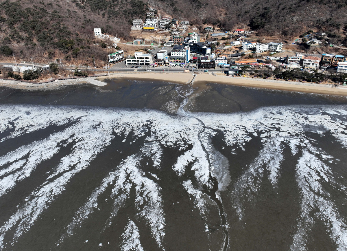 ▲절기상 대한(大寒)이자 서울 아침 최저기온이 영하 13도를 기록하는 등 전국에 한파특보가 내려진 20일 인천 강화군 동막해변이 얼어붙어 있다. 신태현 기자 holjjak@