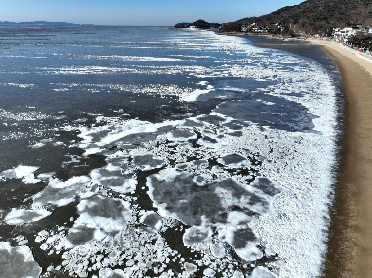 ▲절기상 대한(大寒)이자 서울 아침 최저기온이 영하 13도를 기록하는 등 전국에 한파특보가 내려진 20일 인천 강화군 동막해변이 얼어붙어 있다. 신태현 기자 holjjak@