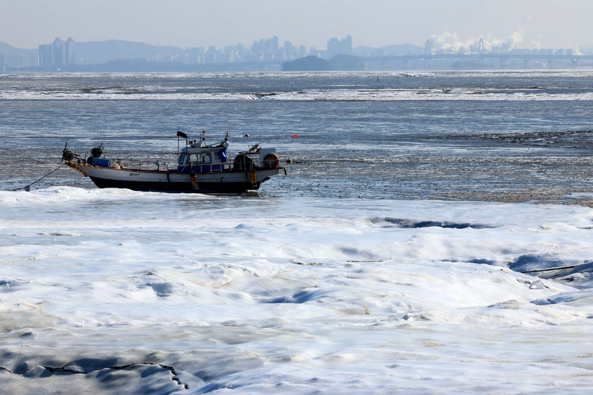 ▲절기상 대한(大寒)이자 서울 아침 최저기온이 영하 13도를 기록하는 등 전국에 한파특보가 내려진 20일 인천 강화군 분오리항 앞바다가 얼어붙어 있다. 신태현 기자 holjjak@