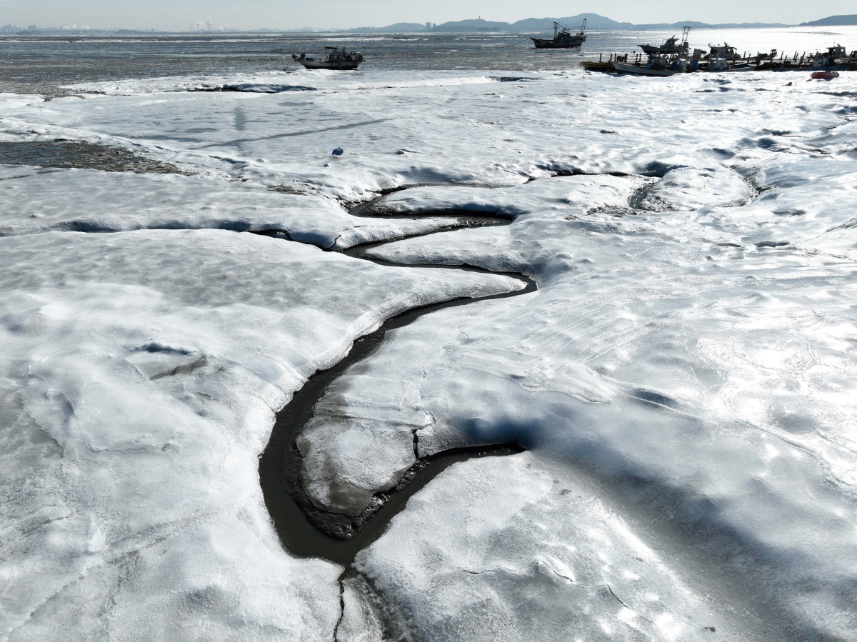 ▲절기상 대한(大寒)이자 서울 아침 최저기온이 영하 13도를 기록하는 등 전국에 한파특보가 내려진 20일 인천 강화군 분오리항 앞바다가 얼어붙어 있다. 신태현 기자 holjjak@