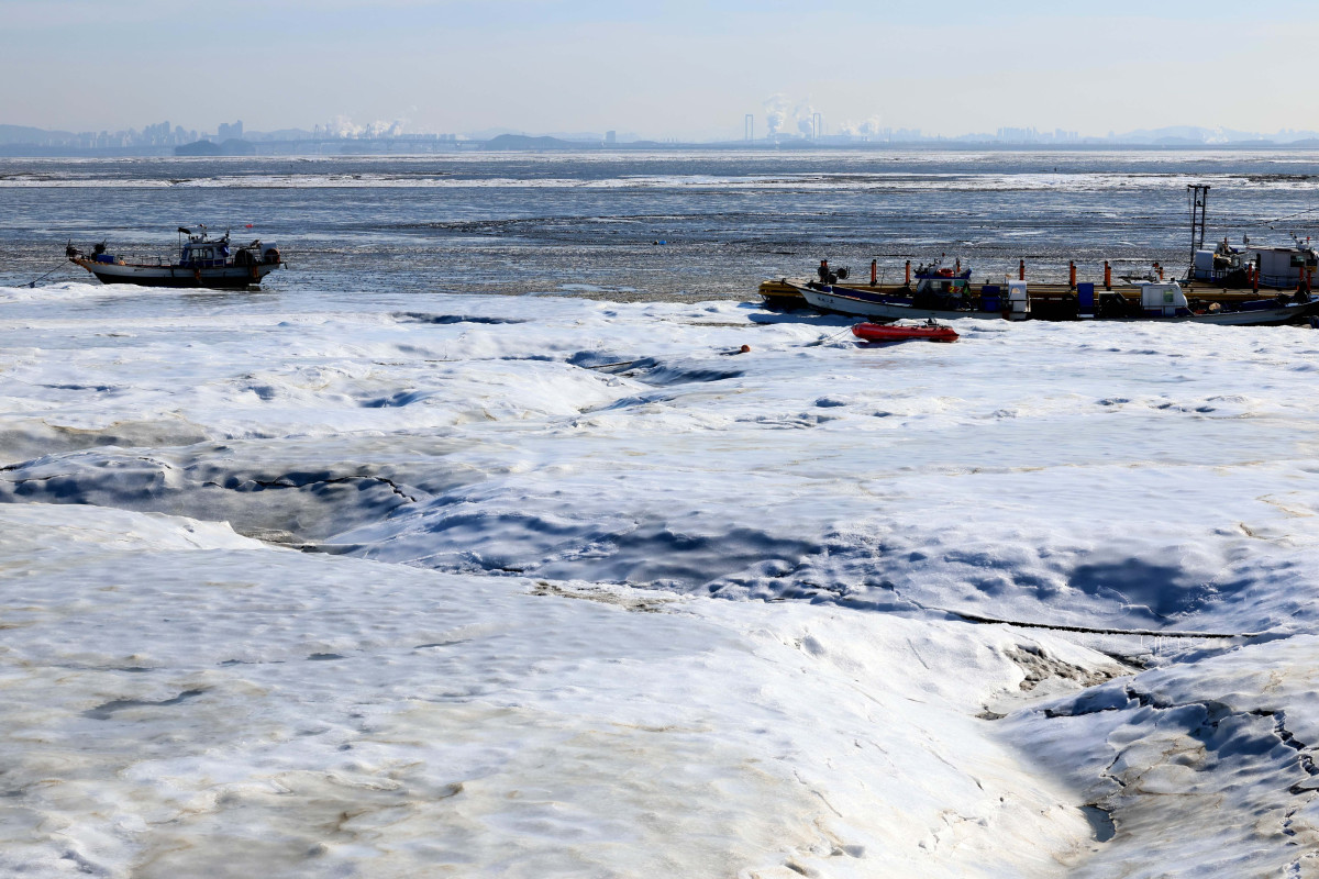 ▲절기상 대한(大寒)이자 서울 아침 최저기온이 영하 13도를 기록하는 등 전국에 한파특보가 내려진 20일 인천 강화군 분오리항 앞바다가 얼어붙어 있다. 신태현 기자 holjjak@