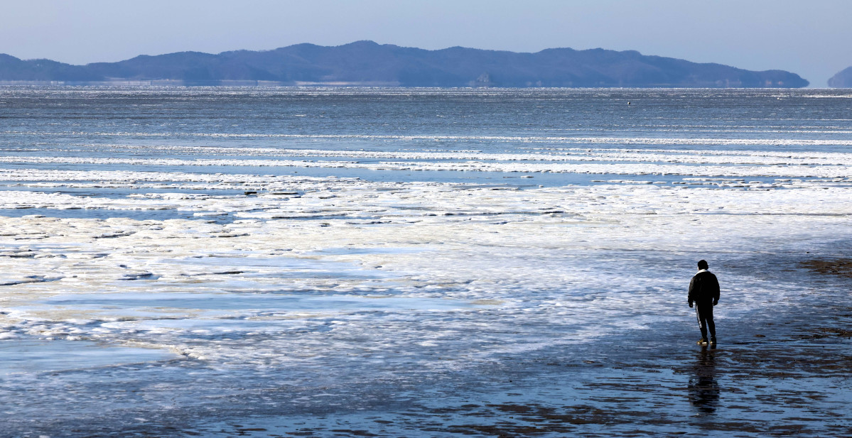 ▲절기상 대한(大寒)이자 서울 아침 최저기온이 영하 13도를 기록하는 등 전국에 한파특보가 내려진 20일 인천 강화군 동막해변이 얼어붙어 있다. 신태현 기자 holjjak@