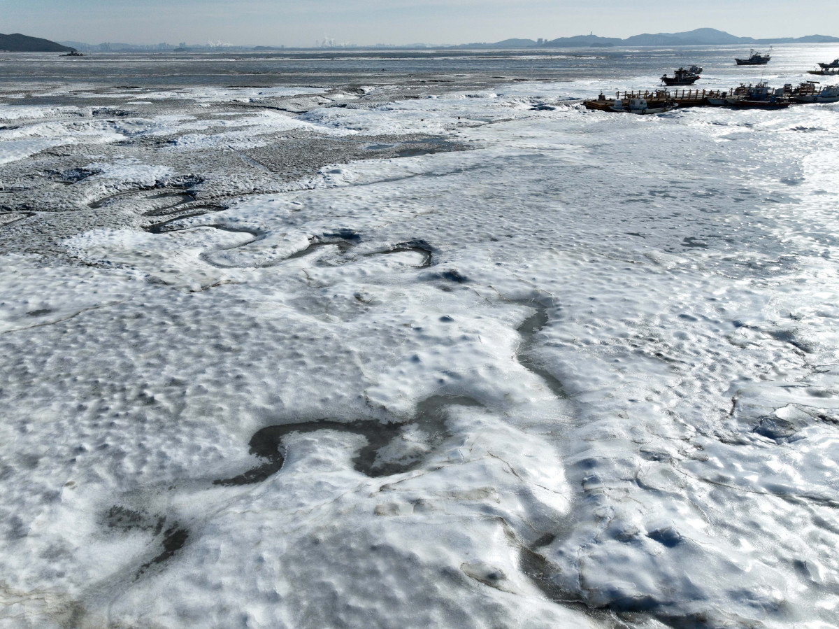 ▲절기상 대한(大寒)이자 서울 아침 최저기온이 영하 13도를 기록하는 등 전국에 한파특보가 내려진 20일 인천 강화군 분오리항 앞바다가 얼어붙어 있다. 신태현 기자 holjjak@