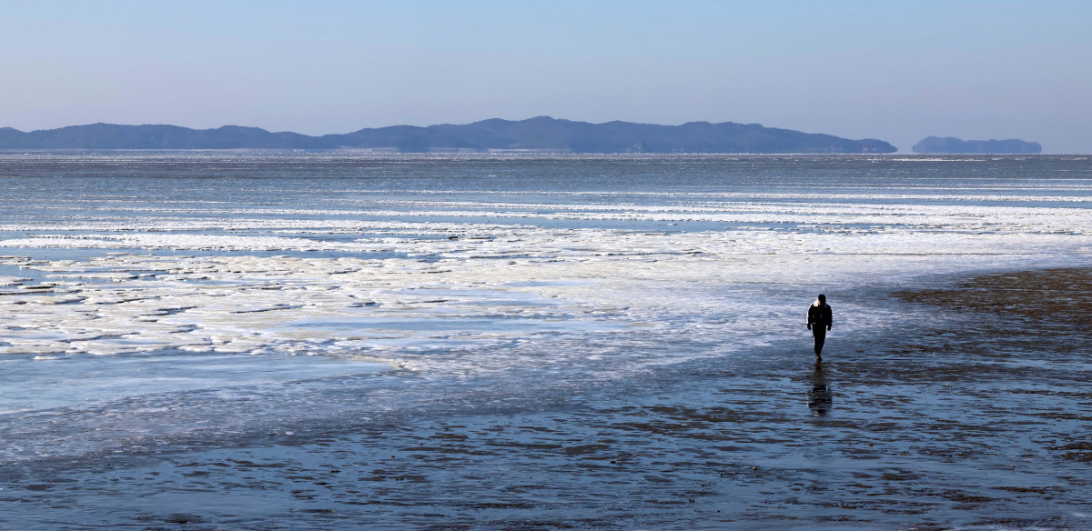 ▲절기상 대한(大寒)이자 서울 아침 최저기온이 영하 13도를 기록하는 등 전국에 한파특보가 내려진 20일 인천 강화군 동막해변이 얼어붙어 있다. 신태현 기자 holjjak@