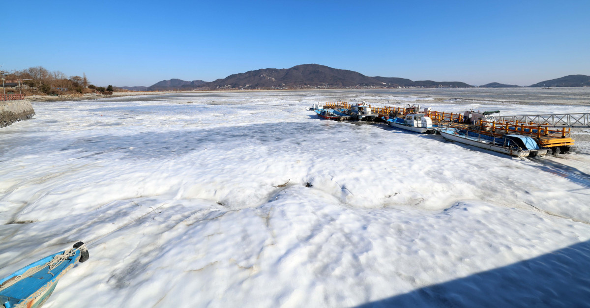 ▲절기상 대한(大寒)이자 서울 아침 최저기온이 영하 13도를 기록하는 등 전국에 한파특보가 내려진 20일 인천 강화군 분오리항 앞바다가 얼어붙어 있다. 신태현 기자 holjjak@
