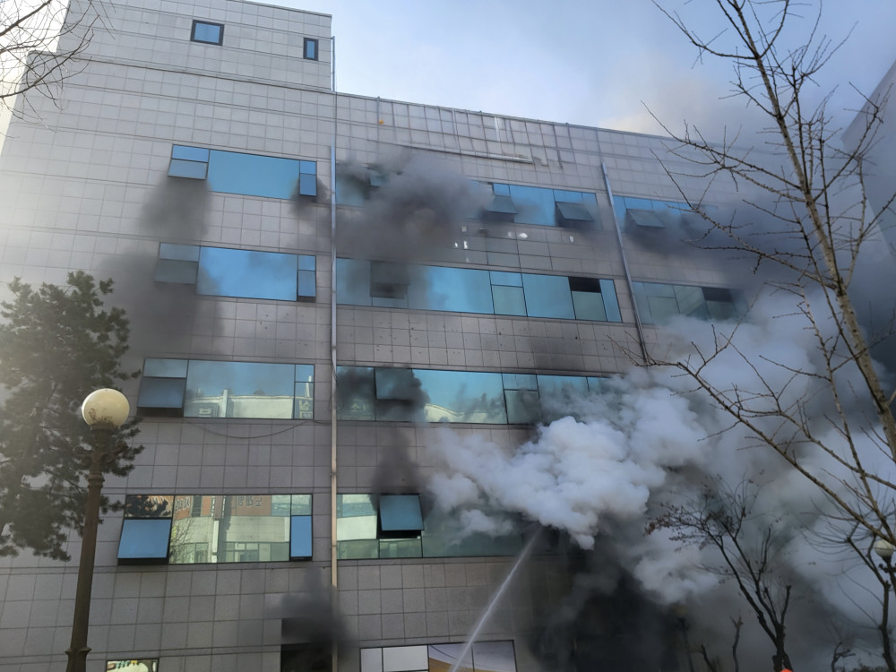 ▲20일 오전 경기도 부천시 중동 한 은행 건물에서 불이 나 연기가 치솟고 있다. (사진제공=부천소방서)