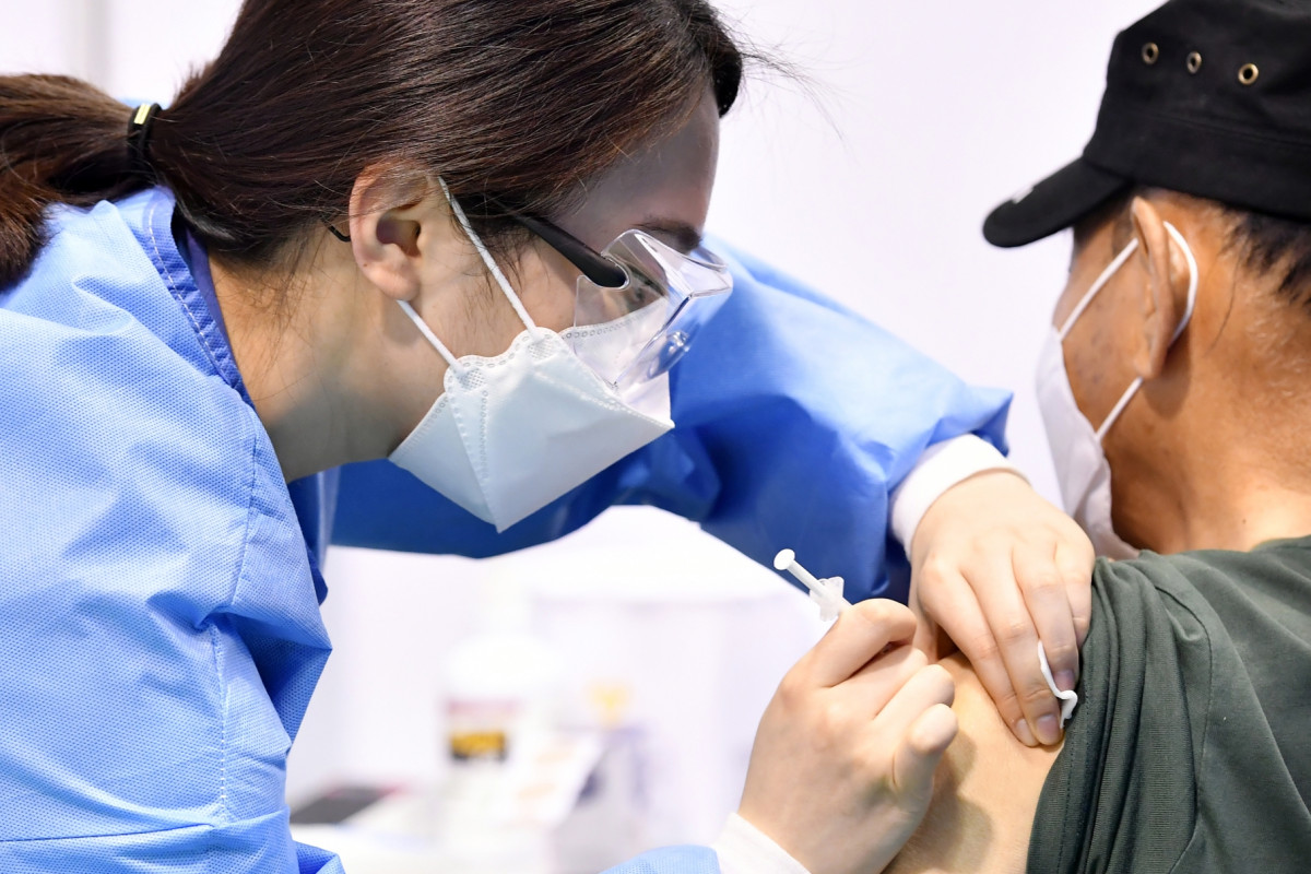 ▲수원시에서 한 어르신이 예방접종을 받고 있다, (수원특례시)