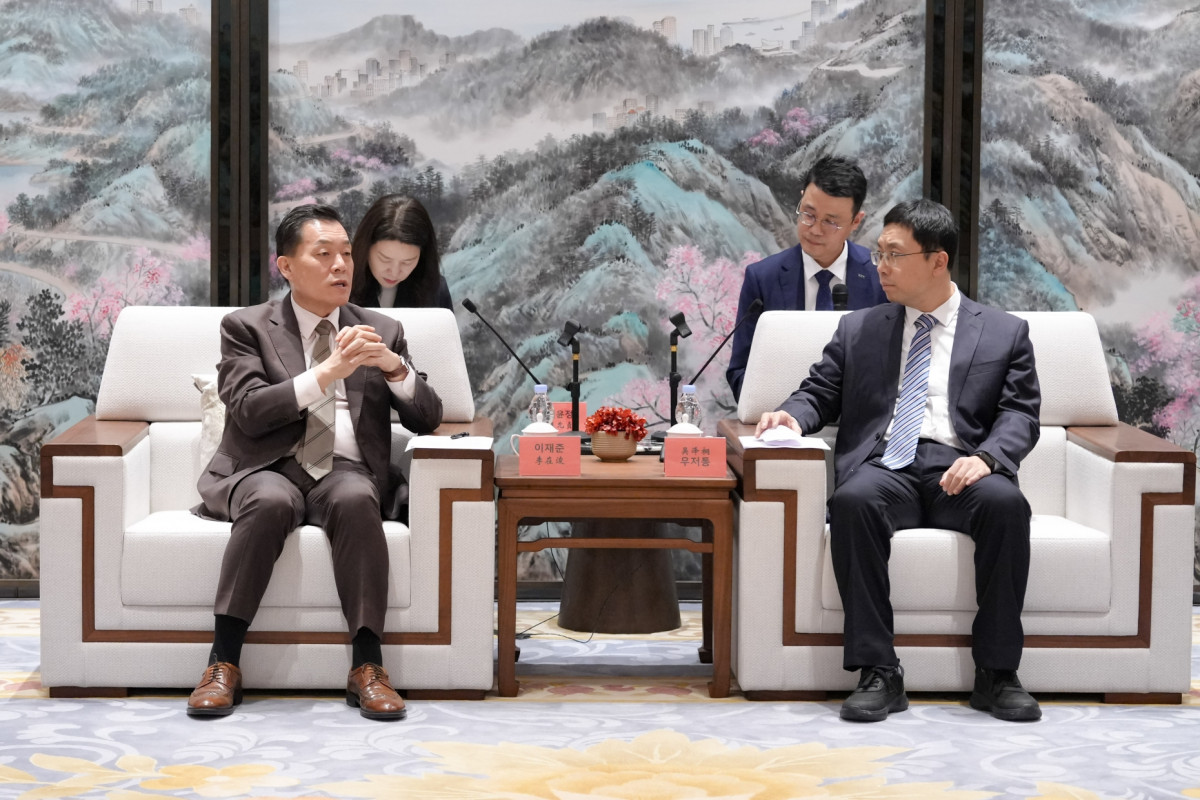 ▲ 이재준 수원특례시장(왼쪽)과 우저통 주하이시장이 19일 주하이시 왕하이루호텔에서 만나 교류·협력 방안을 논의하고 있다. (수원특례시)