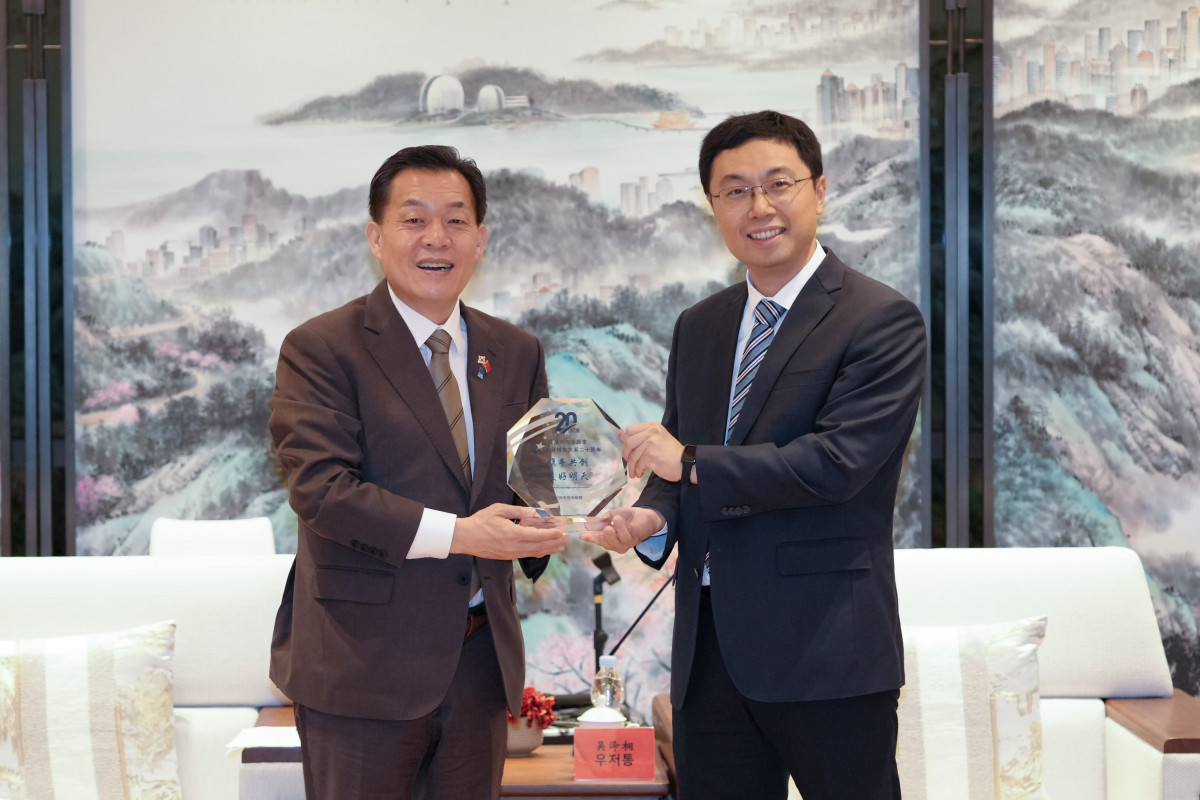 ▲이재준 수원특례시장(왼쪽)이 우호결연 20주년 기념 감사패를 받은 뒤 우저통 주하이시장과 기념촬영을 하고 있다. (수원특례시)