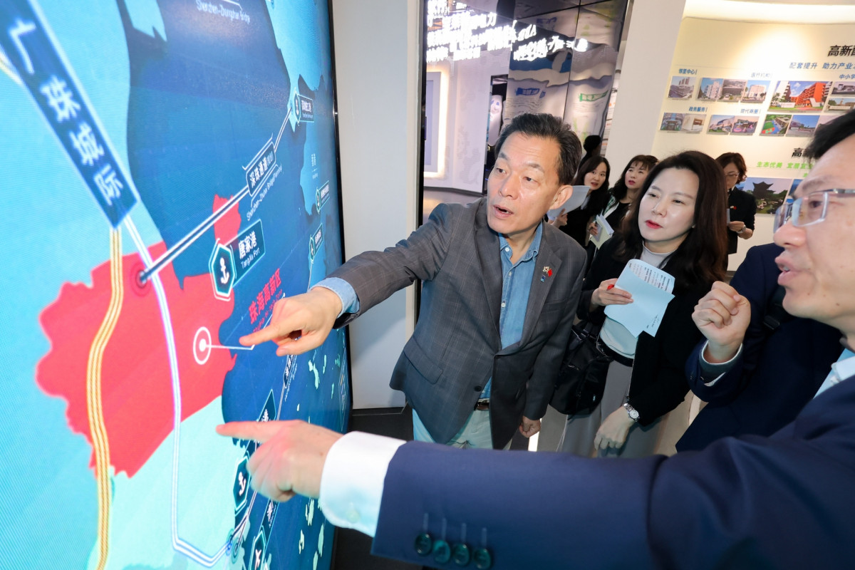 ▲이재준 수원특례시장이 19일 주하이 경제특구 내 고신기술산업개발구 현황에 대한 설명을 듣고 있다. (수원특례시)