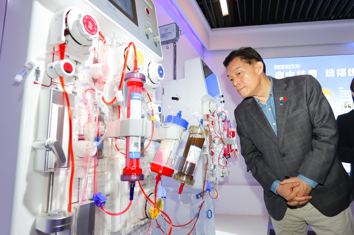 ▲이재준 수원특례시장이 19일 고신기술산업개발구 내 바이오·의료 기업 젠판 바이오테크놀로지를 방문해 시설을 시찰하고 있다. (수원특례시)