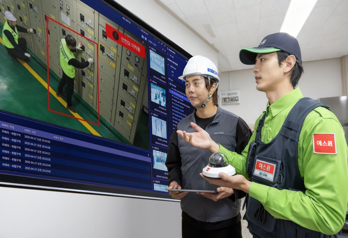 ▲에스원 직원이 고객에게 'SVMS 안전모니터링'을 설명하고 있다. (사진제공=에스원)