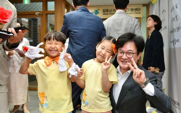 ▲김병수 김포시장(오른쪽)이 아이들과 함께 즐거운 시간을 보냈다. (김포시)