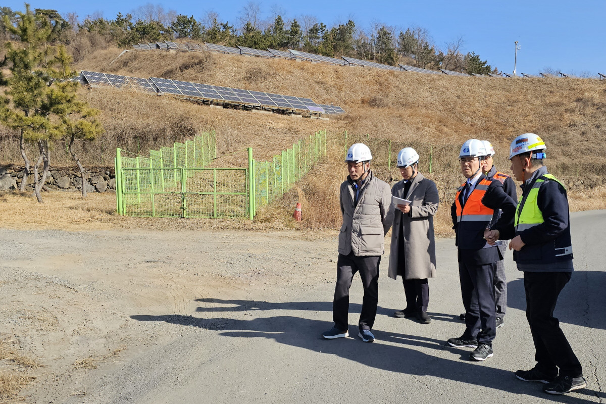 ▲서성재 한국남부발전 기술안전부사장(왼쪽에서 세 번째 주황색 조끼)이 16일 하동복합건설본부를 방문해 발전소 사업부지를 살펴보며, 착공 준비상태를 점검하고 있다. (사진제공=한국남부발전)