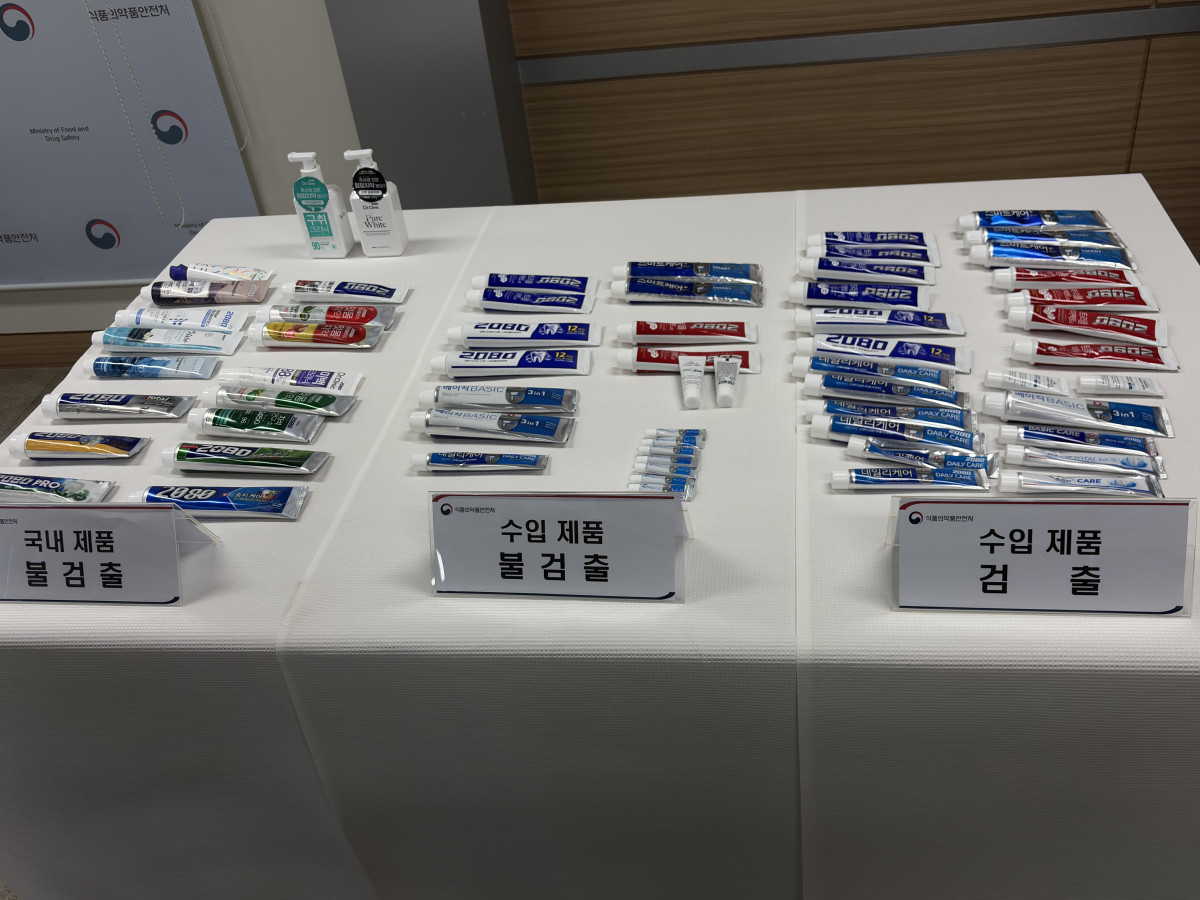 ▲20일 식약처에서 진행된 애경 2080치약 트리콜로산 조사결과 브리핑 현장에 진열된 애경산업의 제품들이다. (황민주 기자 minchu@)