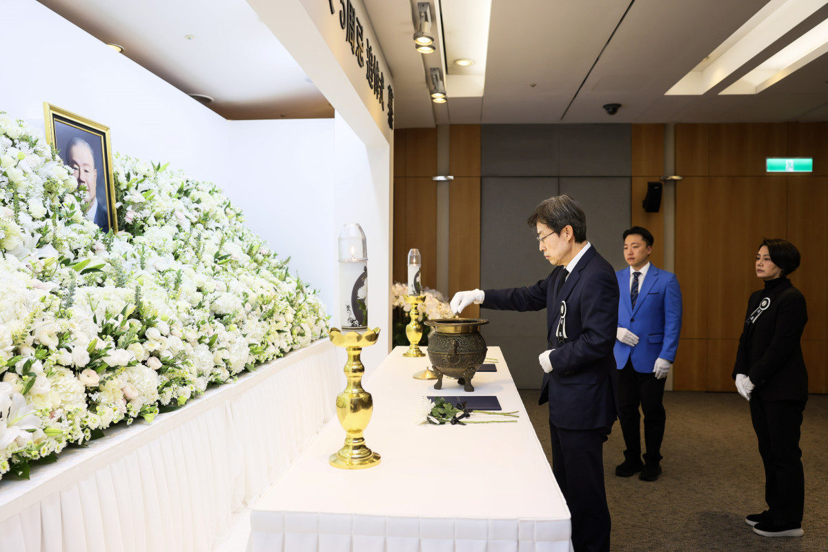 ▲고(故) 김상하 명예회장 5주기 추도식에서 차남 김정 부회장이 분향하고 있다. (사진제공=삼양그룹)