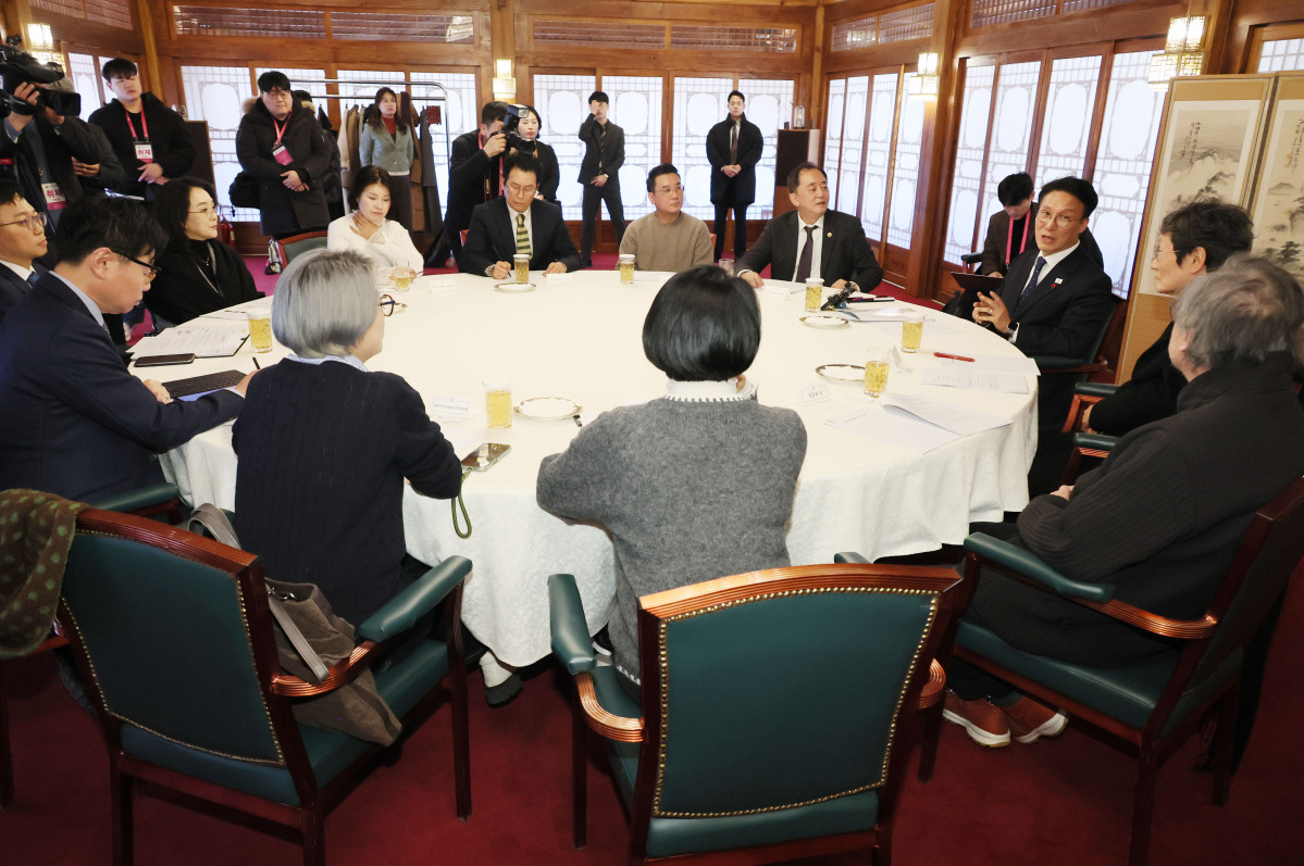 ▲김민석 국무총리가 20일 서울 종로구 삼청동 총리공관에서 열린 연극인과의 간담회에서 인사말을 하고 있다. (연합뉴스 )