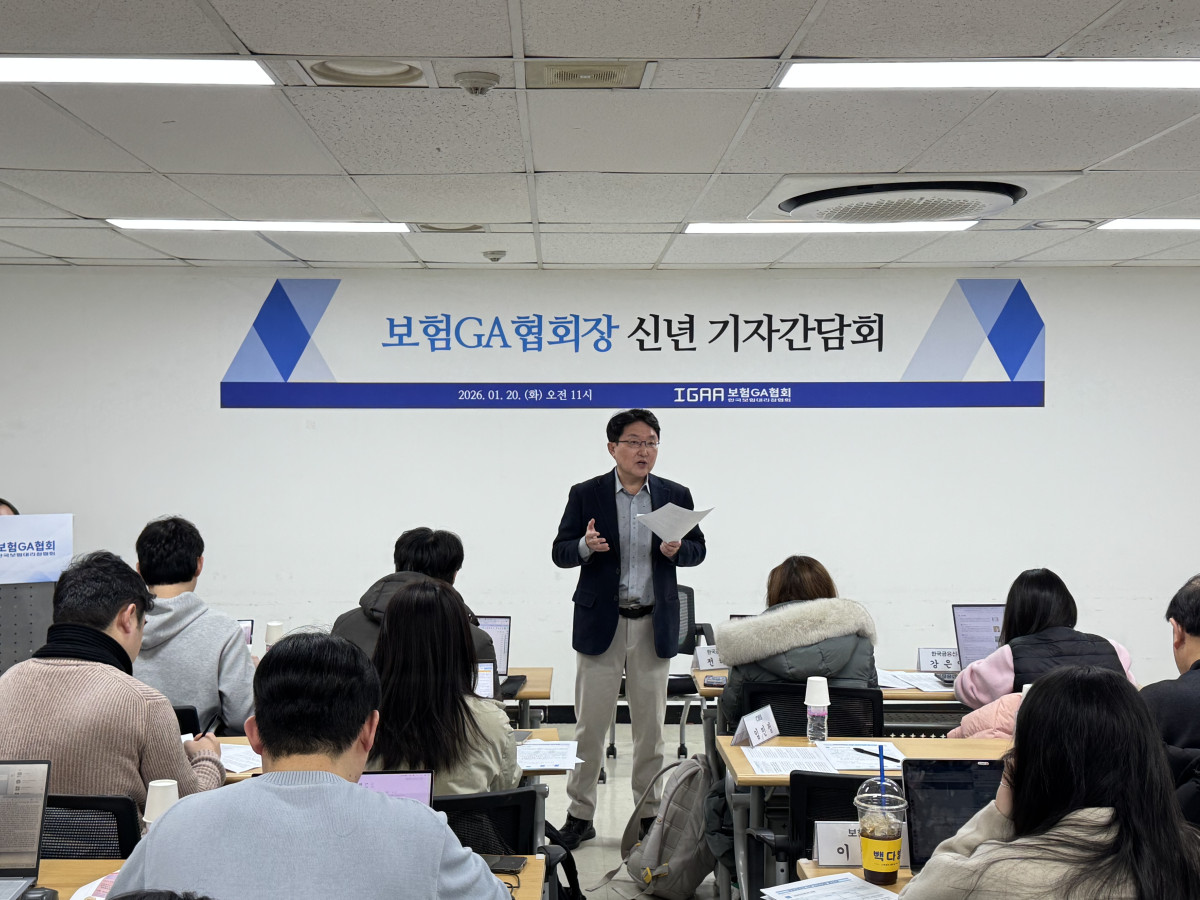 ▲김용태 보험GA협회 회장(가운데)이 신년 기자간담회에서 업권 현안에 대해 설명하고 있다. (제공 보험GA협회)