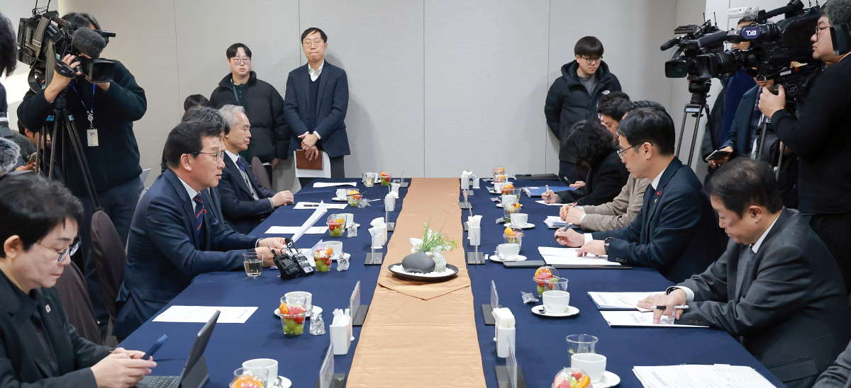 ▲국회 행정안전위원장인 더불어민주당 신정훈 의원이 20일 국회에서 열린 행정안전부 여당 행안위원 대상 행정통합 관련 보고회에 참석해 발언하고 있다. 사진=연합뉴스