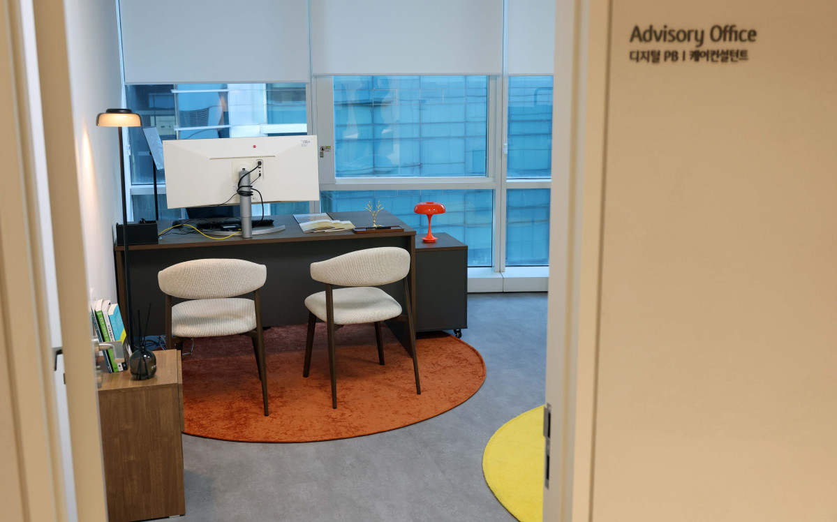 ▲20일 서울 강남구 KB라이프타워에서 KB금융그룹 ‘KB골든라이프 플래그십 센터’ 개소식이 열렸다. 사진은 센터 상담실 모습.  ‘KB골든라이프 플래그십 센터’는 보험·요양·은행 서비스를 결합한 보험-은행 복합점포로 고객의 생애 주기 전반을 아우르는 그룹 통합 시니어 서비스를 제공한다. 신태현 기자 holjjak@