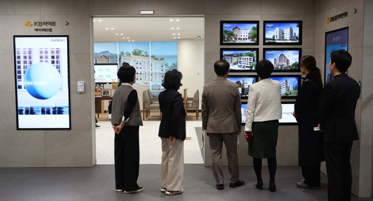 ▲20일 서울 강남구 KB라이프타워에서 열린 KB금융그룹 ‘KB골든라이프 플래그십 센터’ 개소식에서 참석자들이 시니어를 위한 최신 기술 체험·연구 공간인 ‘에이지테크랩(Age Tech Lab)’을 둘러보고 있다. ‘KB골든라이프 플래그십 센터’는 보험·요양·은행 서비스를 결합한 보험-은행 복합점포로 고객의 생애 주기 전반을 아우르는 그룹 통합 시니어 서비스를 제공한다. 신태현 기자 holjjak@