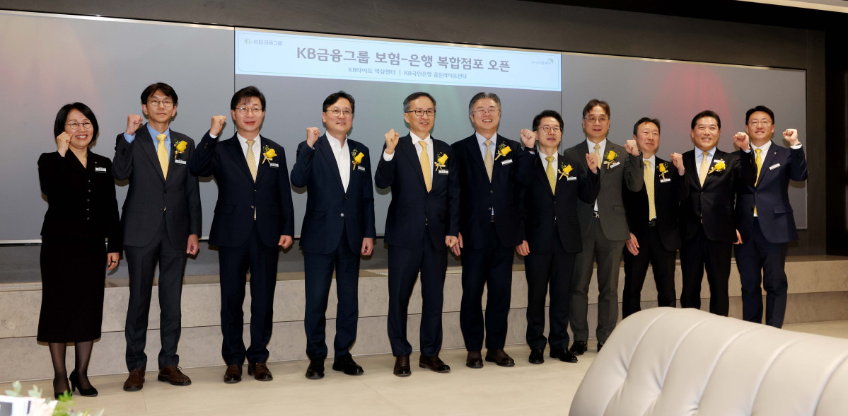 ▲20일 서울 강남구 KB라이프타워에서 열린 KB금융그룹 ‘KB골든라이프 플래그십 센터’ 개소식에서 내빈들이 기념촬영을 하고 있다. 사진 왼쪽부터 김효동 KB라이프 전무, 윤희승 KB금융지주 상무, 고덕균 KB국민은행 부행장, 조용범 KB골든라이프케어 대표, 정문철 KB라이프생명 대표, 조영서 KB금융지주 부사장, 박병곤 KB국민은행  부행장, 전효성 KB국민은행 부행장, 이윤석 KB국민은행 상무, 김성수 KB라이프파트너스 대표, 송창조 KB라이프 파트장.‘KB골든라이프 플래그십 센터’는 보험·요양·은행 서비스를 결합한 보험-은행 복합점포로 고객의 생애 주기 전반을 아우르는 그룹 통합 시니어 서비스를 제공한다. 신태현 기자 holjjak@