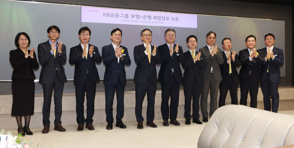 ▲20일 서울 강남구 KB라이프타워에서 열린 KB금융그룹 ‘KB골든라이프 플래그십 센터’ 개소식에서 내빈들이 기념촬영을 하고 있다. 사진 왼쪽부터 김효동 KB라이프 전무, 윤희승 KB금융지주 상무, 고덕균 KB국민은행 부행장, 조용범 KB골든라이프케어 대표, 정문철 KB라이프생명 대표, 조영서 KB금융지주 부사장, 박병곤 KB국민은행  부행장, 전효성 KB국민은행 부행장, 이윤석 KB국민은행 상무, 김성수 KB라이프파트너스 대표, 송창조 KB라이프 파트장.‘KB골든라이프 플래그십 센터’는 보험·요양·은행 서비스를 결합한 보험-은행 복합점포로 고객의 생애 주기 전반을 아우르는 그룹 통합 시니어 서비스를 제공한다. 신태현 기자 holjjak@