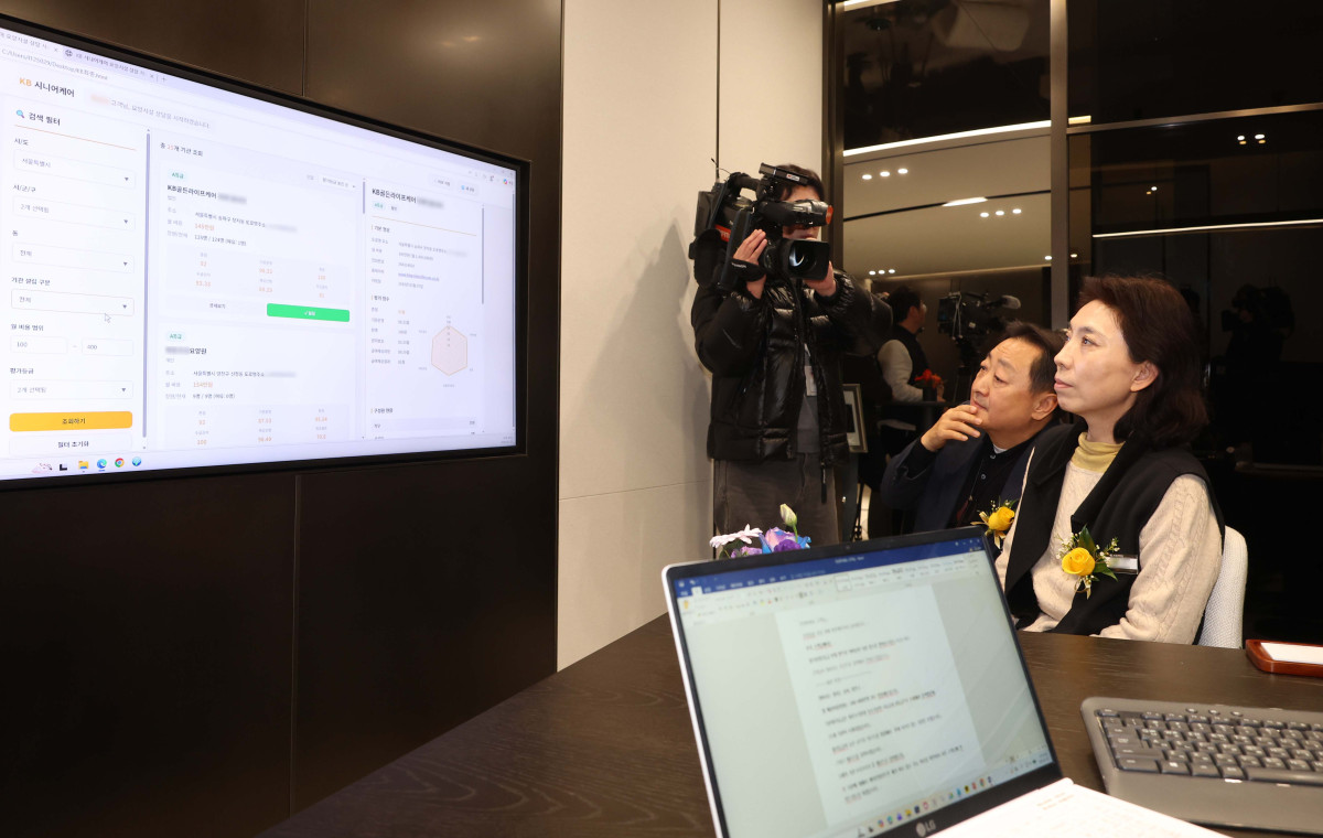 ▲20일 서울 강남구 KB라이프타워에서 열린 KB금융그룹 ‘KB골든라이프 플래그십 센터’ 개소식에서 VIP 고객들이 상담을 받고 있다. ‘KB골든라이프 플래그십 센터’는 보험·요양·은행 서비스를 결합한 보험-은행 복합점포로 고객의 생애 주기 전반을 아우르는 그룹 통합 시니어 서비스를 제공한다. 신태현 기자 holjjak@