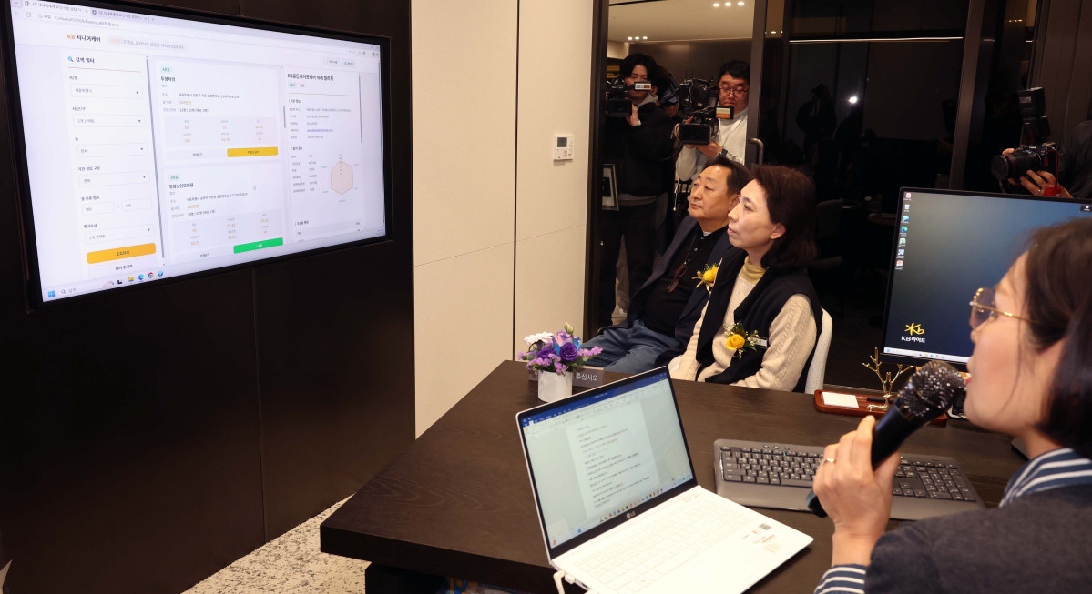 ▲20일 서울 강남구 KB라이프타워에서 열린 KB금융그룹 ‘KB골든라이프 플래그십 센터’ 개소식에서 VIP 고객들이 상담을 받고 있다. ‘KB골든라이프 플래그십 센터’는 보험·요양·은행 서비스를 결합한 보험-은행 복합점포로 고객의 생애 주기 전반을 아우르는 그룹 통합 시니어 서비스를 제공한다. 신태현 기자 holjjak@