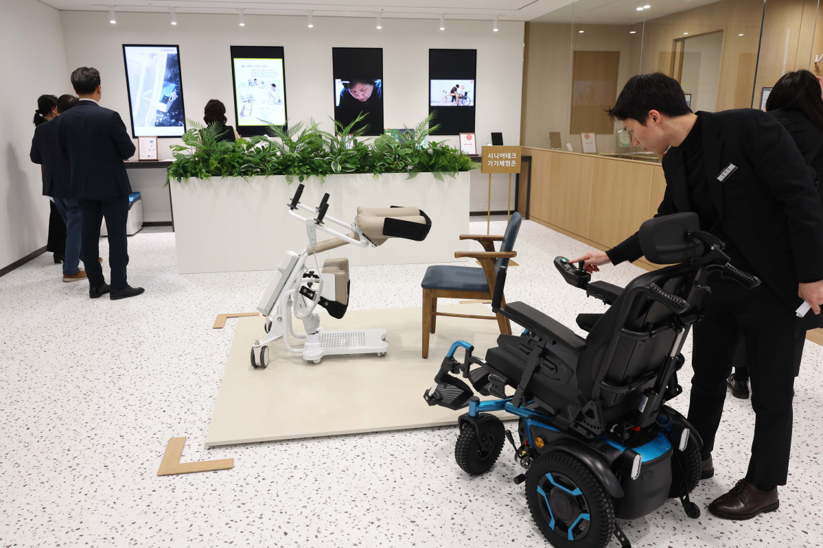 ▲20일 서울 강남구 KB라이프타워에서 열린 KB금융그룹 ‘KB골든라이프 플래그십 센터’ 개소식에서 참석자들이 시니어를 위한 최신 기술 체험·연구 공간인 ‘에이지테크랩(Age Tech Lab)’을 둘러보고 있다. ‘KB골든라이프 플래그십 센터’는 보험·요양·은행 서비스를 결합한 보험-은행 복합점포로 고객의 생애 주기 전반을 아우르는 그룹 통합 시니어 서비스를 제공한다. 신태현 기자 holjjak@