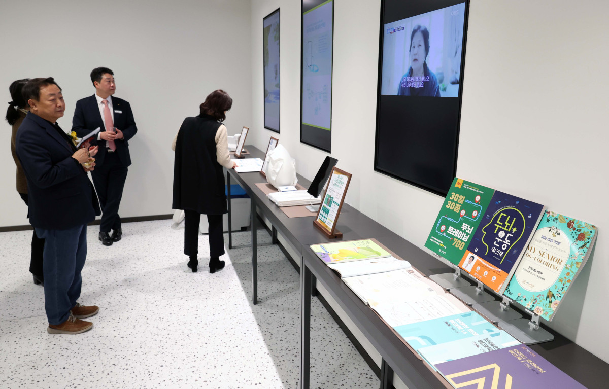 ▲20일 서울 강남구 KB라이프타워에서 열린 KB금융그룹 ‘KB골든라이프 플래그십 센터’ 개소식에서 참석자들이 시니어를 위한 최신 기술 체험·연구 공간인 ‘에이지테크랩(Age Tech Lab)’을 둘러보고 있다. ‘KB골든라이프 플래그십 센터’는 보험·요양·은행 서비스를 결합한 보험-은행 복합점포로 고객의 생애 주기 전반을 아우르는 그룹 통합 시니어 서비스를 제공한다. 신태현 기자 holjjak@