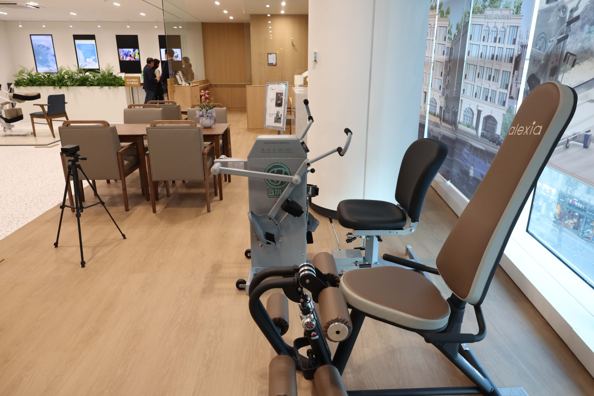 ▲20일 서울 강남구 KB라이프타워에서 열린 KB금융그룹 ‘KB골든라이프 플래그십 센터’ 개소식에서 참석자들이 시니어를 위한 최신 기술 체험·연구 공간인 ‘에이지테크랩(Age Tech Lab)’을 둘러보고 있다. ‘KB골든라이프 플래그십 센터’는 보험·요양·은행 서비스를 결합한 보험-은행 복합점포로 고객의 생애 주기 전반을 아우르는 그룹 통합 시니어 서비스를 제공한다. 신태현 기자 holjjak@