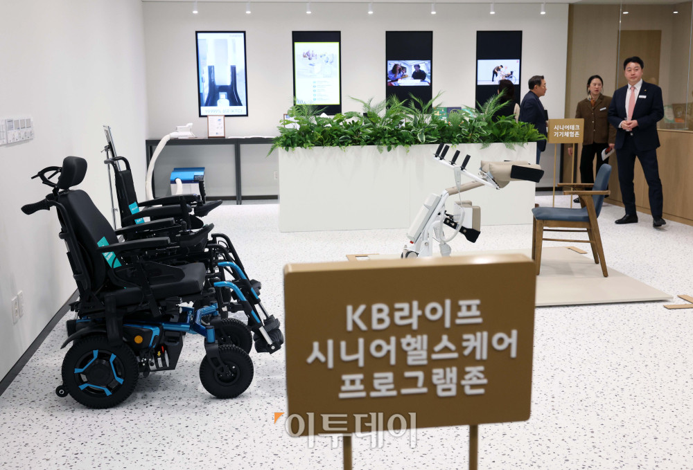 ▲20일 서울 강남구 KB라이프타워에서 열린 KB금융그룹 ‘KB골든라이프 플래그십 센터’ 개소식에서 참석자들이 시니어를 위한 최신 기술 체험·연구 공간인 ‘에이지테크랩(Age Tech Lab)’을 둘러보고 있다. 신태현 기자 holjjak@ (이투데이DB)