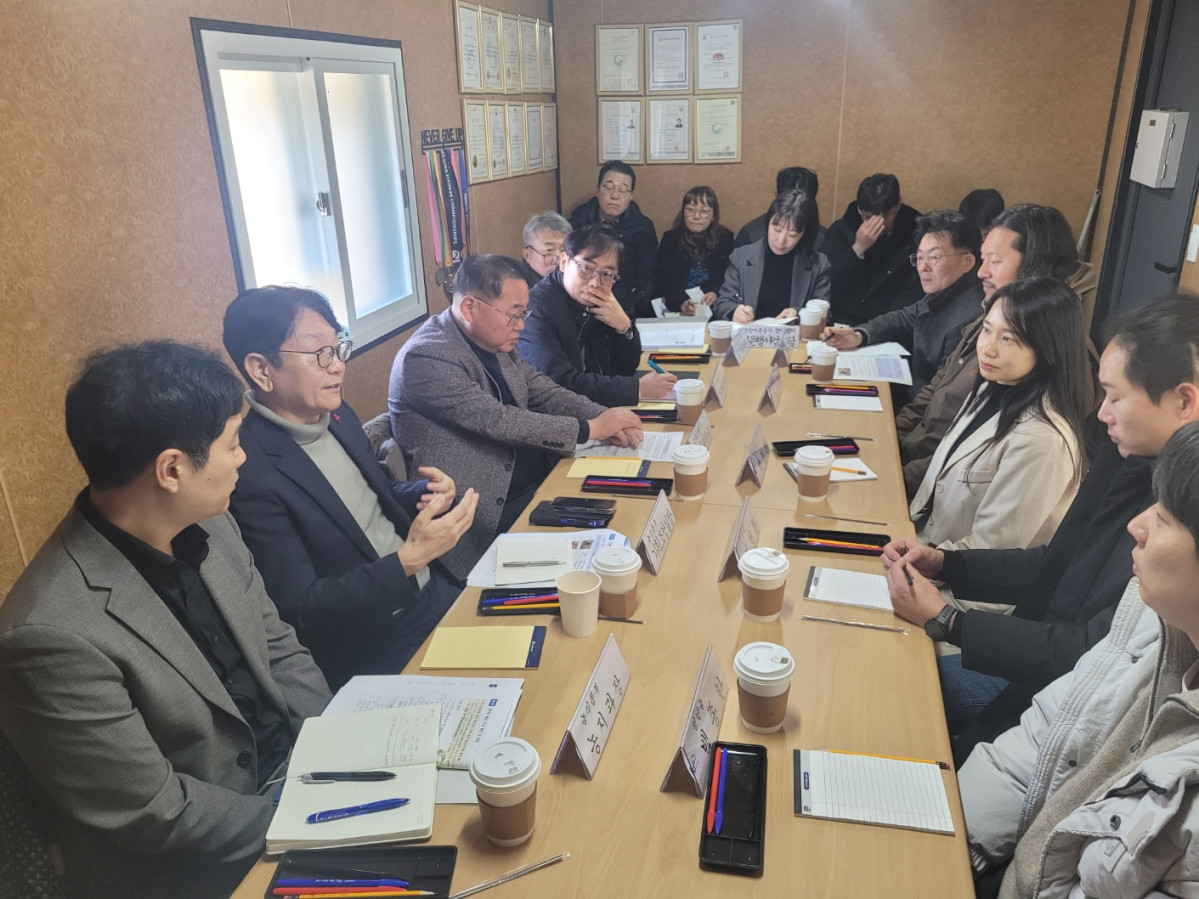 ▲박순연 농림축산식품부 기획조정실장(왼쪽 두 번째)이 20일 전북 김제시 봉남면의 청년농 농업법인을 찾아 현장 간담회를 열고, 농지 공급 추진 상황을 점검하고 있다. (사진제공=농림축산식품부)
