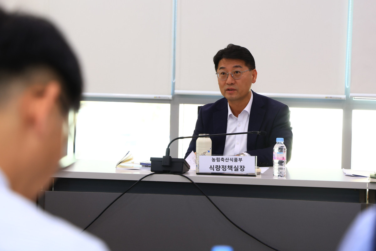 ▲박정훈 농림축산식품부 식량정책실장이 20일 여름배추 안정생산을 위한 관계기관·단체 협의회를 열고, 4월부터 본격 재배되는 여름배추의 생산·공급 기반 강화를 위한 선제적 대응 방안을 논의하고 있다. (사진제공=농림축산식품부)